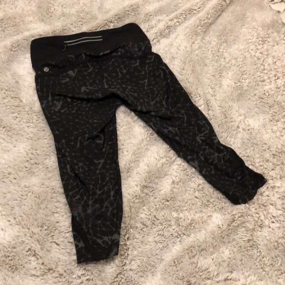 Black Cropped Lululemon Yoga pants (size 4) - Picture 3 of 4